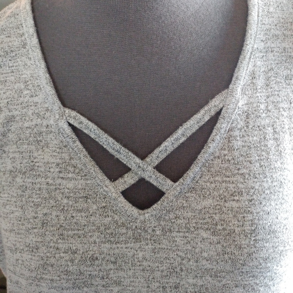 Criss-cross neck soft tee - Picture 2 of 5
